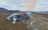 Une coulée de lave s'échappe d'une faille près d'un volcan en éruption à proximité de Grindavik (Islande), le 5 avril 2021