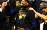 Kevin Durant des Golden State Warriors célèbre son tire MVP après la victoire de son équipe sur les Cavaliers en finale NBA, à Cleveland, le 8 juin 2018