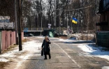 Une femme âgée dans une rue déserte du village de Velyka Dymerka, aux portes de Kiev, le 10 mars 2022