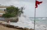 Un drapeau rouge déchiré par les vents violents à l'approche de l'ouragan Erin le 16 août 2025 sur l'île de Porto Rico (Etats-Unis)