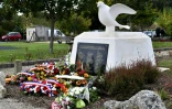 Une stèle en hommage aux victimes de l'accident de Puisseguin à Petit-Palais-et-Cornemps le 23 octobre 2016