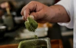Le chef colombien Yulián Téllez prépare un plat à base de farine de coca dans un restaurant de Bogotá, le 23 août 2022