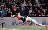 L'ailier de Toulouse Lucas Tauzin (g) marque un essai malgré le retour de l'arrière du Racing 92 Brice Dulin, le 16 février 2020 à Nanterre  