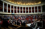 Les députés applaudissent à l'annonce de la libération et du retour en France de Cécile Kohler et Jacques Paris, le 7 avril 2026, à l'Assemblée nationale, à Paris