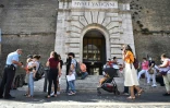 A l'entrée des musées du Vatican, à Rome, le 6 août 2021
