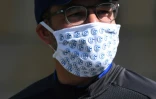 L'entraîneur allemand de Schalke 04 David Wagner porte un masque avant de diriger une séance d'entraînement à Gelsenkirchen, le 14 mai 2020