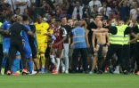 Incidents lors du match Nice-Marseille après le jet d'une bouteille sur le joueur de l'OM Dimitri Payet, le 22 août 2021