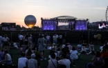 Une foule rassemblée dans le Jardin des Tuileries lors de la Fête de la musique, le 21 juin 2025 à Paris 