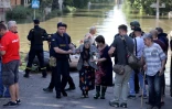 Evacuation d'habitants dans une zone inondée de Kherson, le 7 juin 2023 après la destruction partielle du barrage de Kakhovka