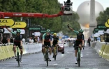 Paul Seixas et ses coéquipiers de la Decathlon CMA-CGM lors de l'arrivée de la 21e et dernière étape du Tour de France à Paris le 26 juillet 2026