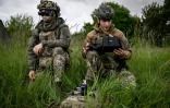 Des militaires se préparent à piloter un drone FPV lors du premier "challenge international" de drones militaires à Semoutiers-Montsaon, le 20 mai 2026 en Haute-Marne
