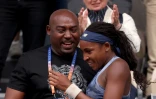 Coco Gauff célèbre son titre de Roland Garros avec son père Corey Gauf dans les tribunes de Roland Garros samedi.