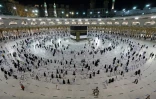 Des fidèles musulmans circulent autour de la Kaaba, au coeur de la Grande mosquée de La Mecque, le 17 juillet 2021 en Arabie saoudite