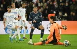L'attaquant du Paris Saint-Germain Kylian Mbappé marque l'unique but du match face au gardien de but belge du Real Madrid, Thibaut Courtois, lors de leur 8e de finale aller de la Ligue des Champions, le 15 février 2022 au Parc des Princes