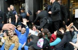 A l'entrée de la salle Pleyel à Paris, où se tient l'assemblée générale des actionnaires de TotalEnergies, le 25 mai 2022