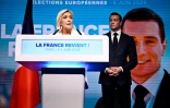 La dirigeante du RN Marine Le Pen (G) s'adresse aux  militants alors que le président du parti Jordan Bardella écoute après qu'Emmanuel Macron a annoncé la dissolution de l'Assemblée nationale, à Paris, le 9 juin 2024