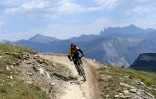 Un cycliste pratique le VTT Alpin, VTT de descente en montagne, le 31 juillet 2017 sur une piste des Deux-Alpes, dans l'IsĂšre