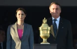 Le président brésilien Jair Bolsonaro (D) aux côtés de son épouse Michelle (G), avec la relique du coeur de l'empereur Pierre 1er, exposée à Brasilia à l'occasion du bicentenaire de l'Indépendance, le 24 août 2022