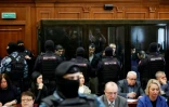 Les accusés, soupçonnés d'implication dans l'attentat perpétré en 2024 à la salle de concert Crocus City Hall, dans des box vitrés avant l'annonce de leur verdict par un tribunal de Moscou, le 12 mars 2026