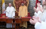 Le pape François (g) et le roi du Maroc Mohammed VI après la signature d'un texte commun appelant à la "coexistence pacifique" à Jérusalem, le 30 mars 2019 à Rabat