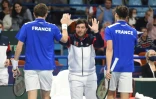 Le capitaine de l'équipe de France de tennis Sébastien Grosjean félicite Nicolas Mahut (g) et Pierre-Huges Herbert, lors du match de qualification pour la Coupe Davis face à l'Equateur, le 5 mars 2022 au Palais de Sports de Pau