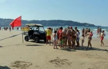 Des personnes sont rassemblées près des maîtres-nageurs sauveteurs qui ont hissé le drapeau rouge interdisant la baignade, le 4 août 2025 à Hendaye, dans les Pyrénées-Atlantiques