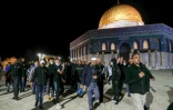 Des Palestiniens devant le Dôme de Rocher avant le début de la prière de l?aube dans la Mosquée al-Aqsa rouverte le 31 mai 2020, après une fermeture de deux mois due à la pandémie de Covid-19