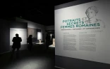 Des visiteurs à l'entrée de l'exposition "Portraits et secrets de femmes romaines", au musée de la Romanité de Nîmes, le 10 novembre 2021