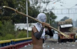 Un manifestant lors d'affrontements à la frontière entre le Venezuela et la Colombie,  le 24 février 2019 à Urena (Venezuela)