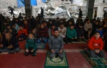 Des Palestiniens prient au niveau de la mosquée Al-Hoda, détruite par un bombardement israélien, le 23 février 2024 à Rafah dans la bande de Gaza