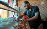 Un syrien prépare un plat dans le restaurant "Les mets damascènes Ibad al-Rahmane", dans la ville rebelle d'Idleb, en Syrie, le 19 juillet 2017