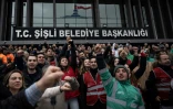 Des sympathisants et des employés municipaux manifestent leur soutien au maire d'Istanbul après son arrestation, devant le siège de la municipalité de Sisli, le 19 mars 2025 à Istanbul, en Turquie