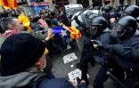 La police anti-émeutes à Barcelone le 25 mars 2018 bloque la route qui mène aux bâtiments du gouvernement central aux manifestants qui protestent contre l'arrestation de Carles Puidgemont en Allemagne