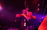 L'artiste aérienne burlesque Veronica Yune lors d'un spectacle de Lucha Vavoom au Mayan Theater de Los Angeles, en Californie, le 11 février 2022