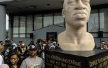 Terrence Floyd (à gauche) à côté de la statue de son frère George, à Brooklyn samedi
