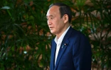 Le Premier ministre japonais Yoshihide Suga se prépare à s'adresser aux journalistes, à Tokyo le 3 septembre 2021