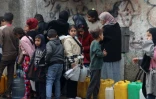Des femmes et des enfants font la queue le 9 février 2024 pour obtenir de l'eau à Rafah, dans le sud de la bande de Gaza où l'armée israélienne livre une guerre au mouvement palestinien Hamas