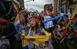 Des fans de K-pop participent à un rassemblement en soutien au candidat à la présidence de la Colombie, Ivan Cepeda, à Bogota, le 15 juin 2026