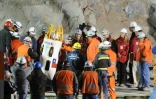 Le sauveteur Manuel Gonzalez entre dans la capsule qui va permettre de faire sortir les 33 mineurs bloqués dans la mine de San José, le 12 octobre 2010, dans le désert d'Atacama, au Chili