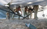 Des militaires américains dressent des tentes pour accueillir des migrants expulsés par les Etats-Unis, le 9 février 2025 sur la base de Guantanamo
