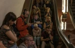 Des habitants s'abritent dans la station de métro Teatralna lors d'une attaque aérienne russe, le 26 août 2024 à Kiev, en Ukraine