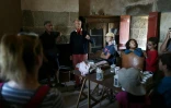 Alain-Etienne Marcel organise une visite guidée à des touristes venus occupés le fort via AirBnB