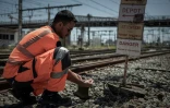 Un employé de la SNCF vérifie la température des voies ferrées à l'extérieur de la gare de Bordeaux, le 15 juin 2022
