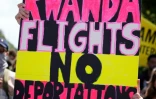 Manifestation contre le projet britannique d'envoyer au Rwanda des demandeurs d'asile, près de l'aéroport de Gatwick au sud de Londres le 12 juin 2022