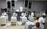 Des employés d'une société de mode fabriquent des masques de protection contre le nouveau coronavirus à Abidjan, le 9 avril 2020 en Côte d'Ivoire