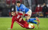 L'attaquant marocain d'Alkmaar, Zakaria Aboukhalal (g) à la lutte avec le défenseur de Naples, Giovanni Di Lorenzo, lors de leur match de ligue Europa, le 3 décembre 2020 à Alkmaar