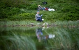 Dirk Schmeller, enseignant-chercheur, prélève des échantillons d'eau dans le lac Labant, le 23 juin 2022 à Aulus-les-Bains, en Ariège