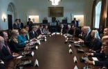 Le président américain Donald Trump (D) face à la chancelière allemande Angela Merkel lors de la réunion à la Maison Blanche, le 17 mars 2017 à Washington 