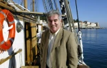 Georges Pernoud pose le 13 janvier 2005 à bord du "Marité" à Port-Vendres