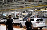 Des employés sur une ligne de production d'Opel, le 8 juin 2024 à Ruesselsheim, dans l'ouest de l'Allemagne